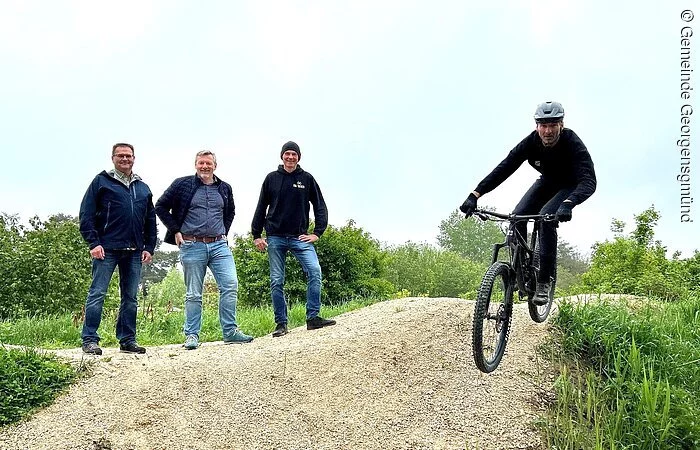 Klaus Wolfsberger und Bürgermeister Friedrich Koch von der Gemeinde Georgensgmünd testen den BikePark zusammen mit Jörg Domanowski und Robert Rieger (RideTime) (v.l.)