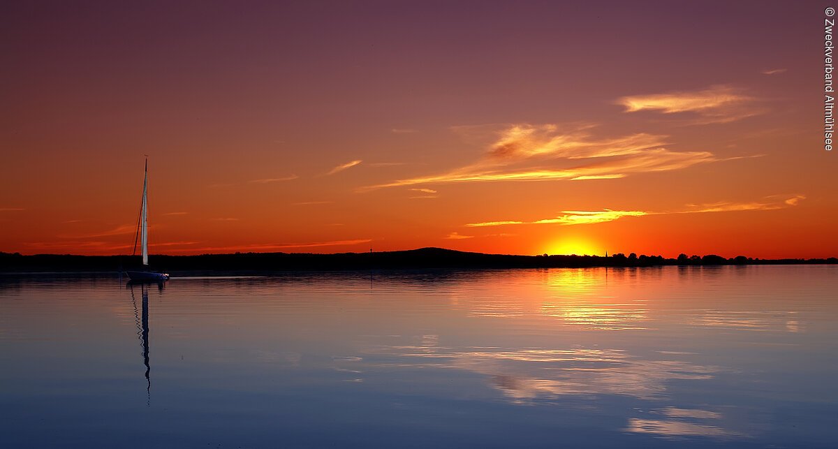 Segeln in den Sonnenuntergang