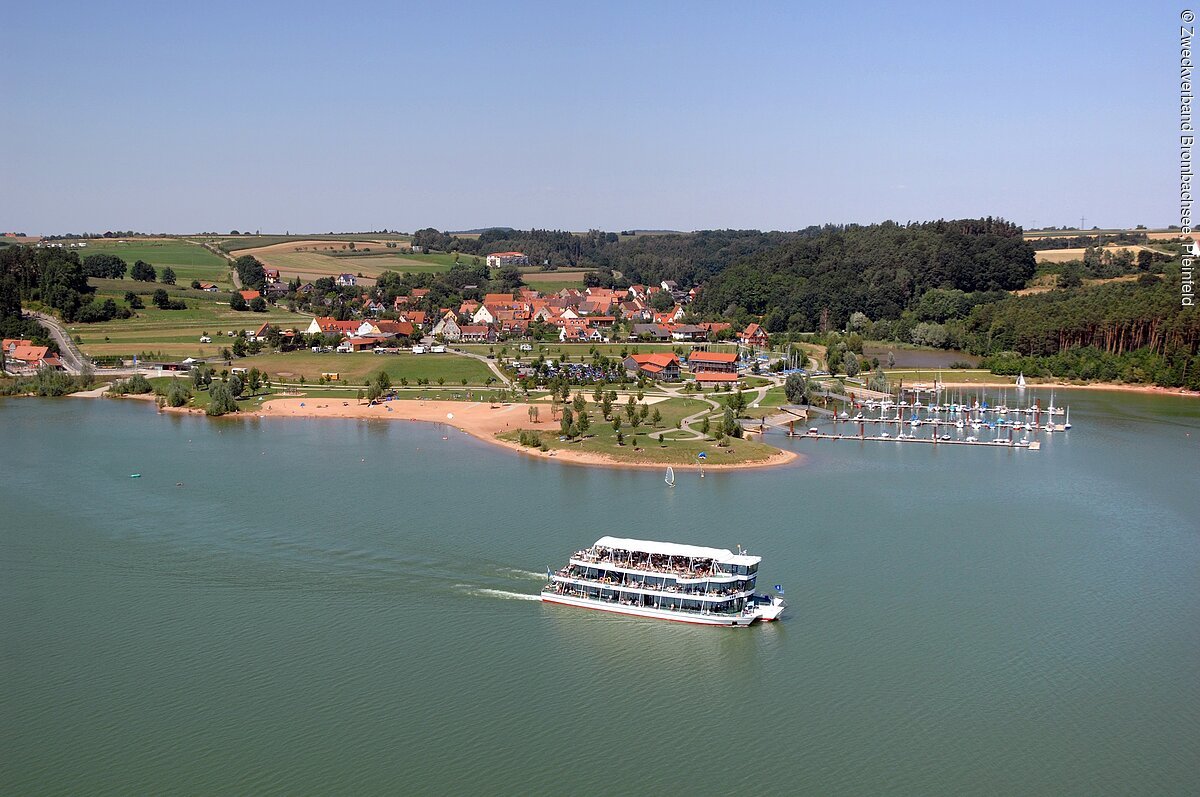 Luftaufnahme des Seezentrum Enderndorf mit der MS Brombachsee im Bildvordergrund Nürnberg Luftbild - Hajo Dietz