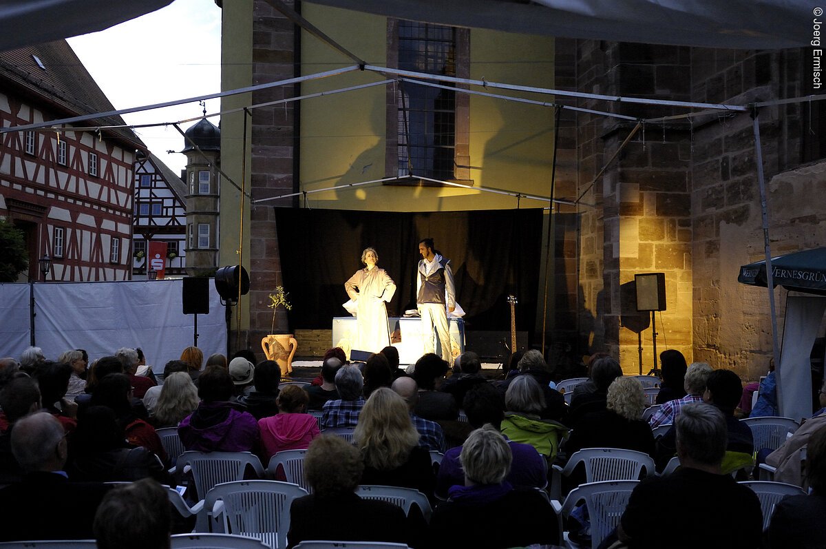 Sommertheater auf dem Kirchhof