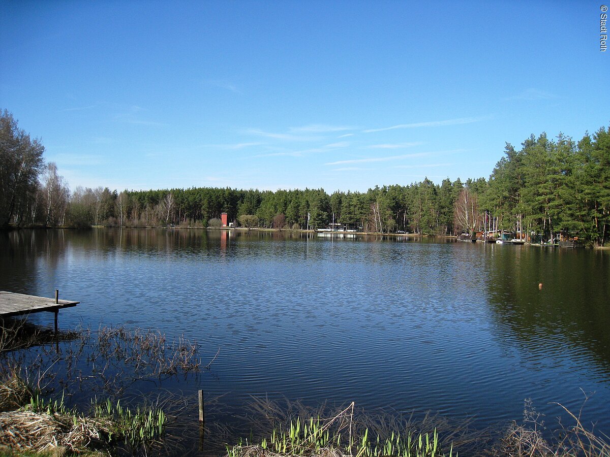 Blauer Himmel am See