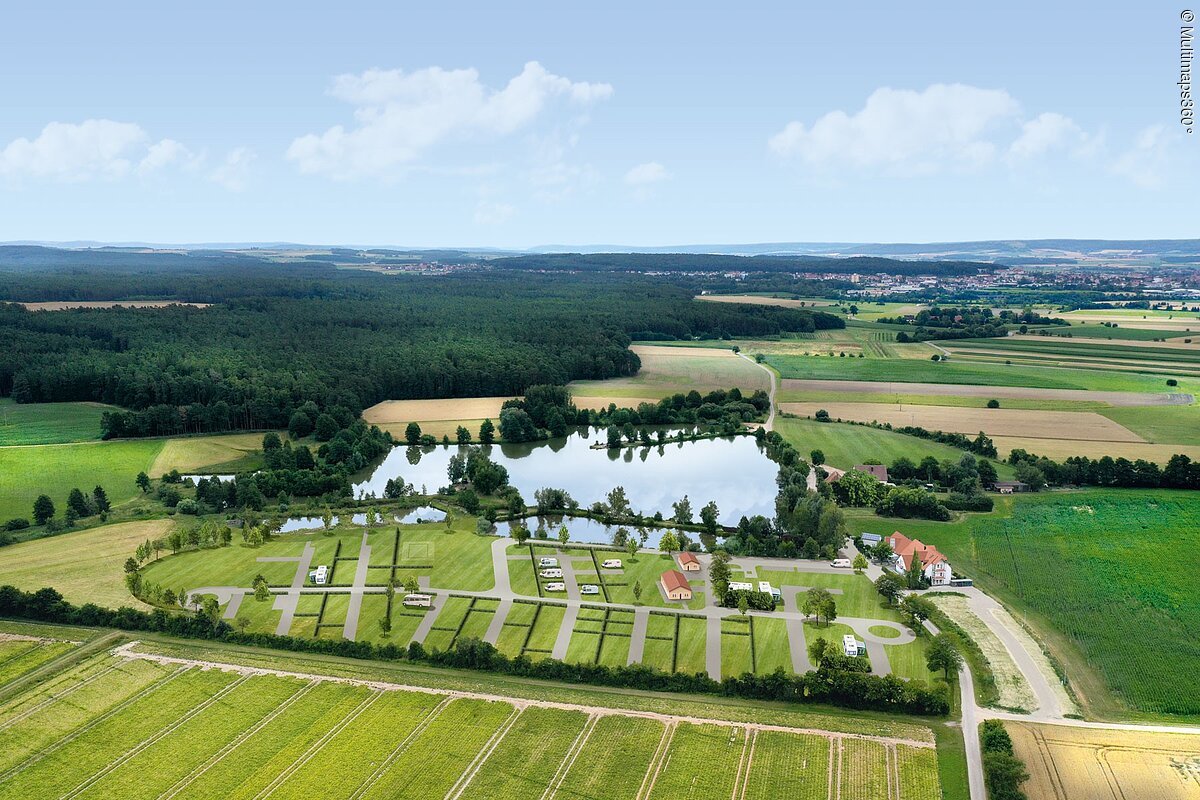 Panorama-Blick auf den Schnackenweiher mit Wohnmobilstellplatz