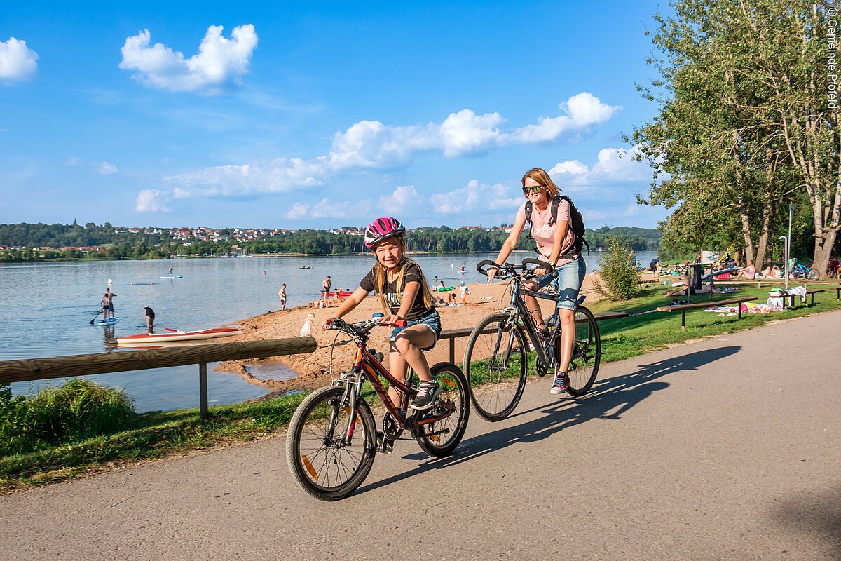 Mit dem Fahrrad am Ufer in Langlau