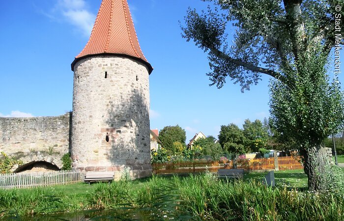 Stadtmauer Merkendorf Zu sehen ist der Stadtmauerturm bei traumhaftem Himmel.